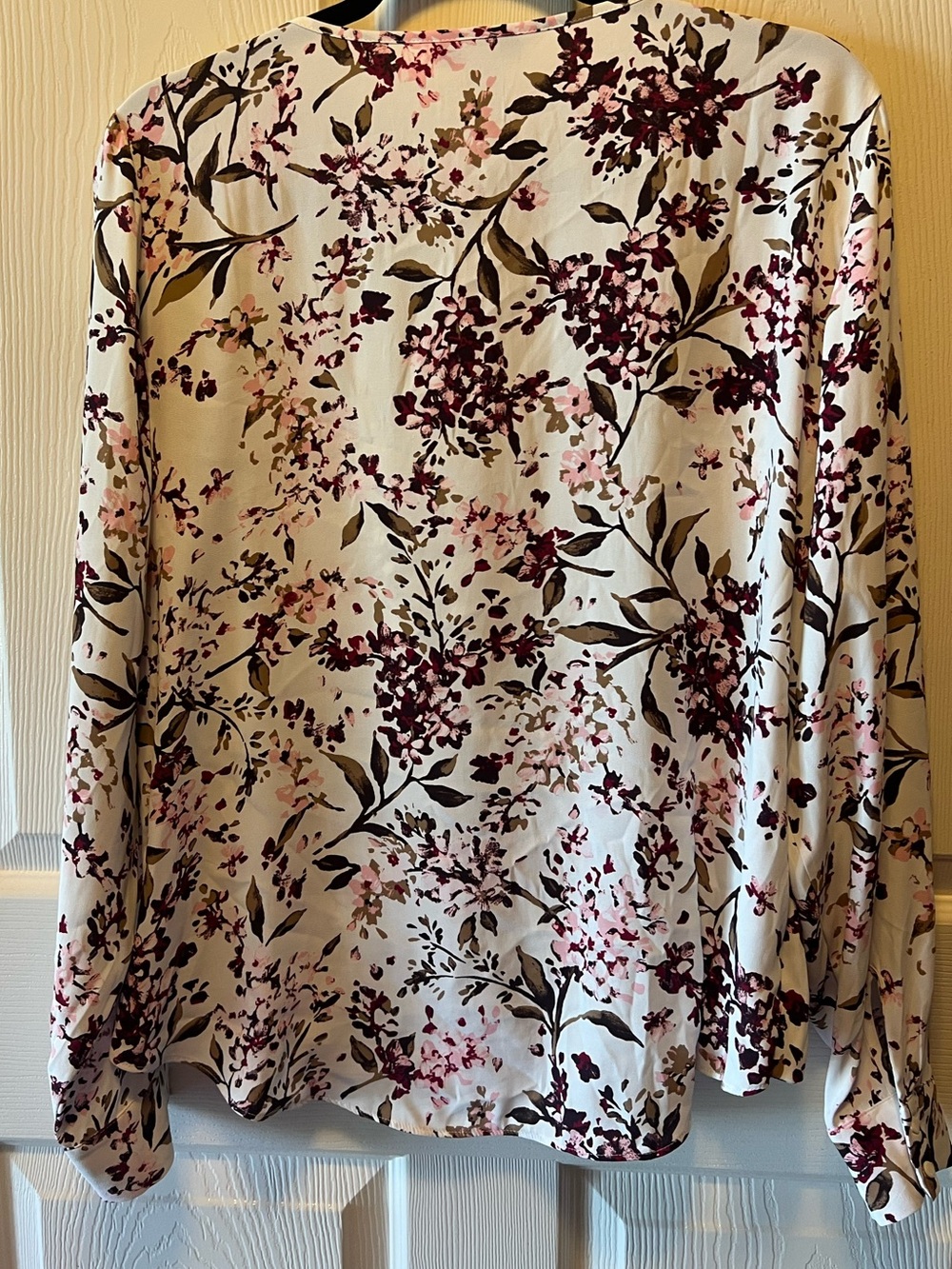 🌸 White House Black Market Floral Surplice Blouse Sz Large Long Sleeve🌸 - Picture 4 of 13